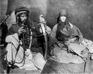 صورة ((نمر العدوان وزوجته وضحى ))الحقيقيه.jpg