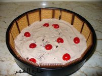 قطع الكرز فوق صلصة الكريمه.jpg